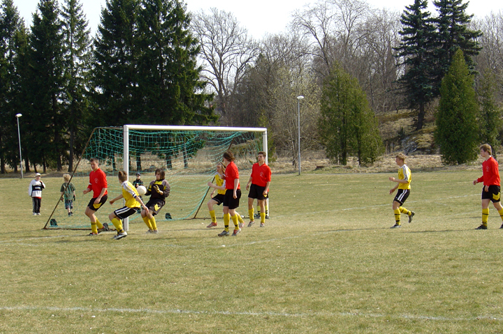 2004_0418_13.jpg - Glanshammars målvaktsinhoppare gör en räddning i slutet av matchen